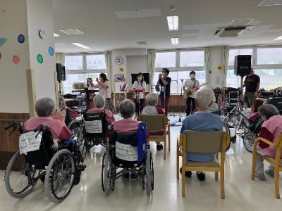 他、学校、施設、病院へのコンサート(ボランティア)も バンド「YPJ」、また私個人で、行っています。次は9月に東大和市の施設で予定しています。