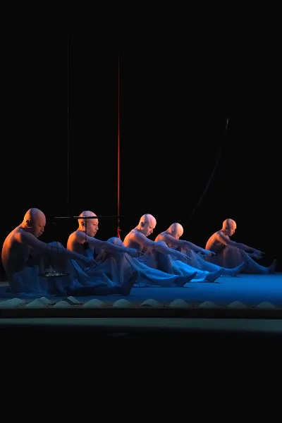 2つのアークで描く、山海塾「ARC 薄明・薄暮」が東京で