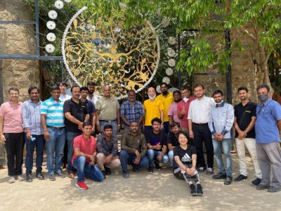 CSRというよりは、大人の社会科見学。日系企業の社員と共に、子供と遊ぶ。