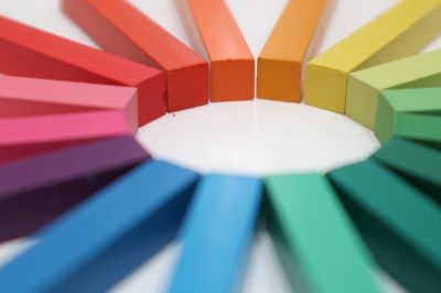 コラム【暮らしにに役立つ色のチカラ】連載中