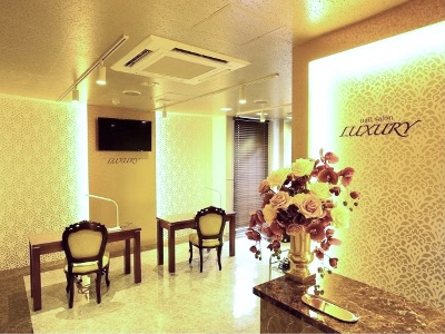 LUXURY西梅田店