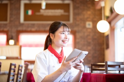 ホールスタッフ／正社員