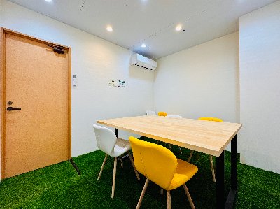 愛知 日比野店①：6名利用可の会議室