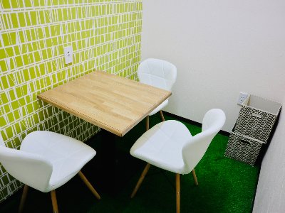 大阪 太子橋店：最大3名で利用可能な個室